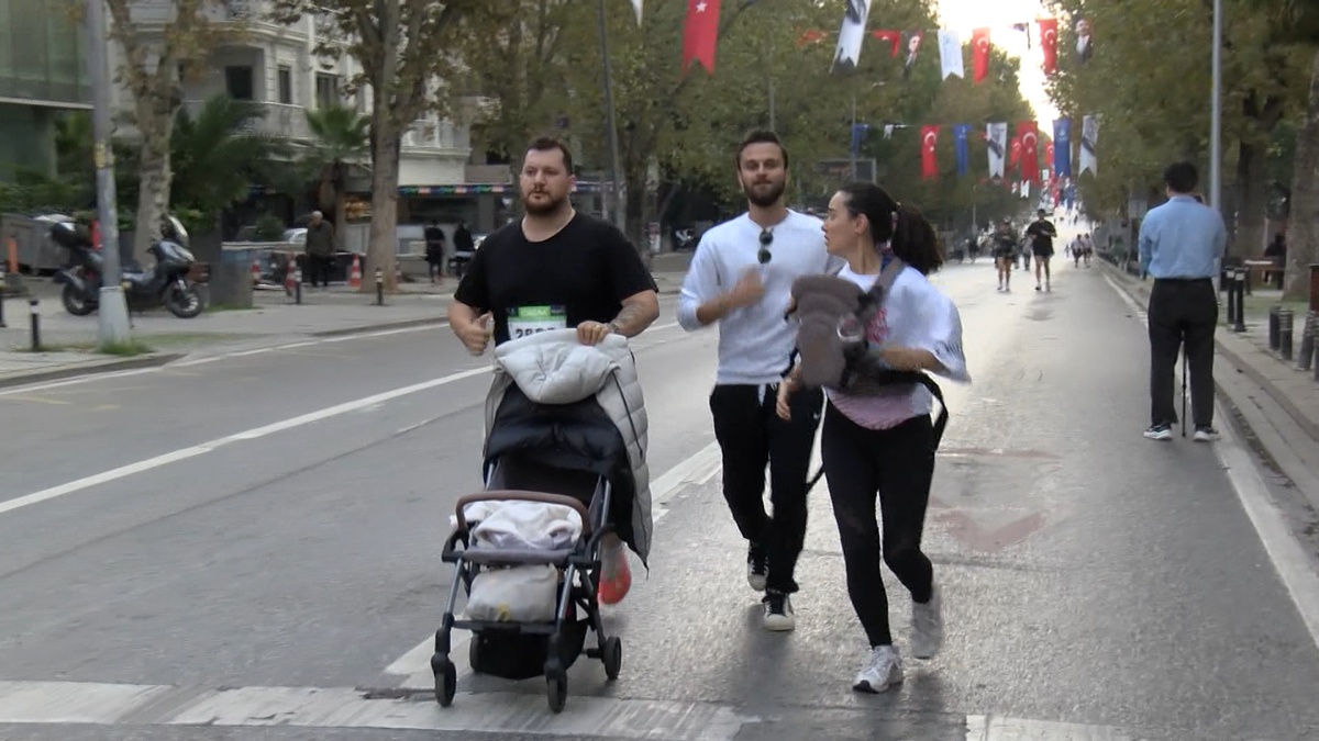Kadıköy'deki 10K Cumhuriyet Koşusu'na 3 bin 500 sporcu katıldı