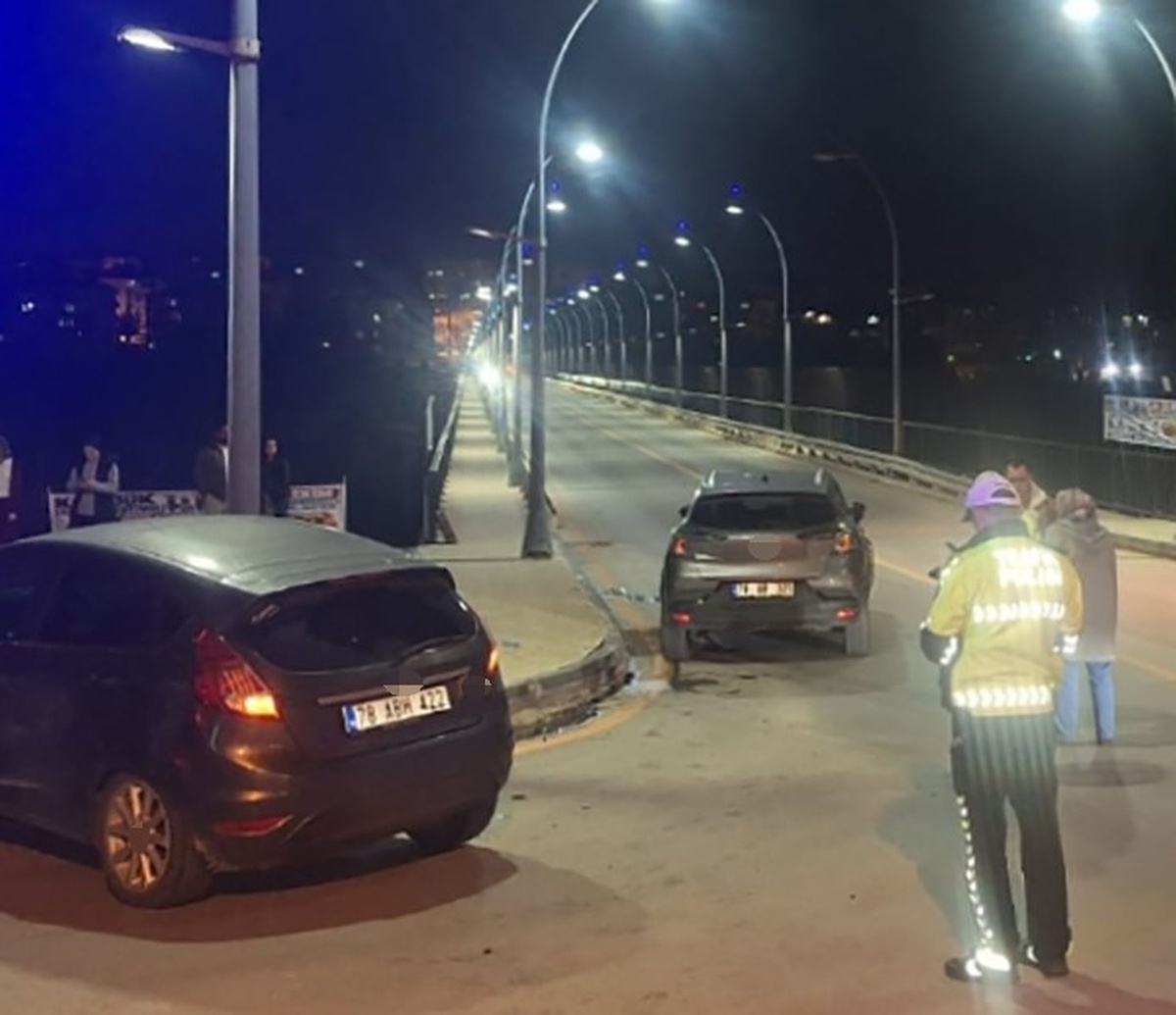 Karabük'te kavşakta çarpışan iki otomobilde 2 sürücü yaralandı