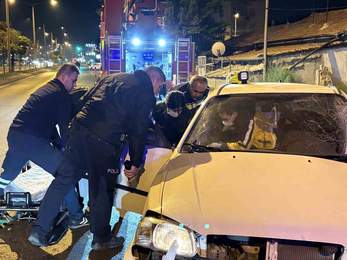 Kayseri Kocasinan'da ağaca çarpan otomobilde sıkışan sürücü kurtarıldı