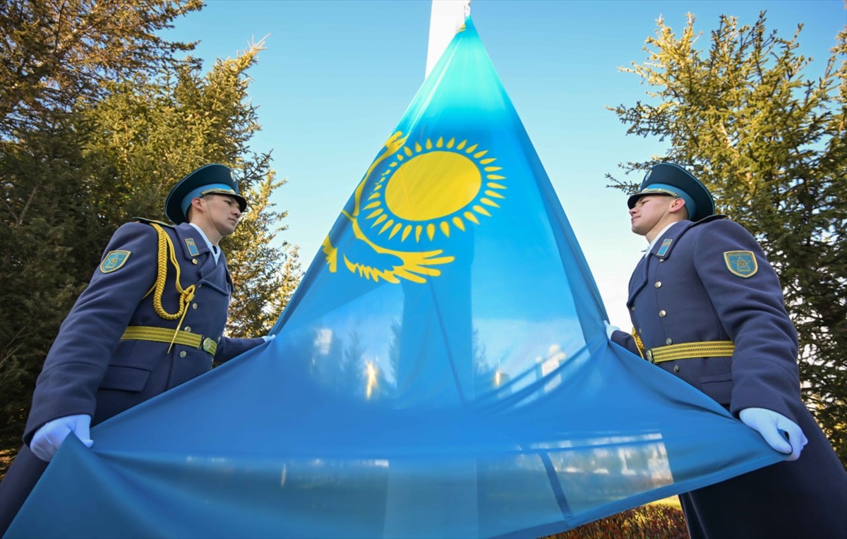 Kazakistan'da Cumhuriyet Günü bayrak törenleriyle kutlandı