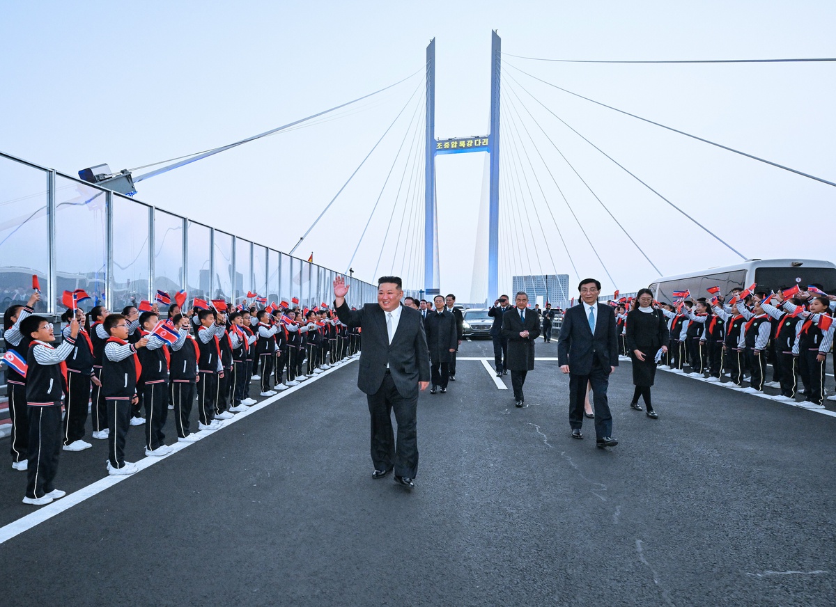 Kim Jong-un, Çin'in Dandong kentini Wang Huning'in eşliğinde ziyaret etti