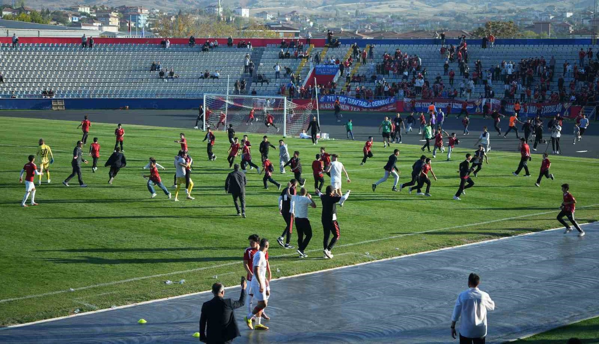 Kırıkkale FK'nın 3-1 kazandığı maçta çocuk taraftarlar son golle sahaya koştu