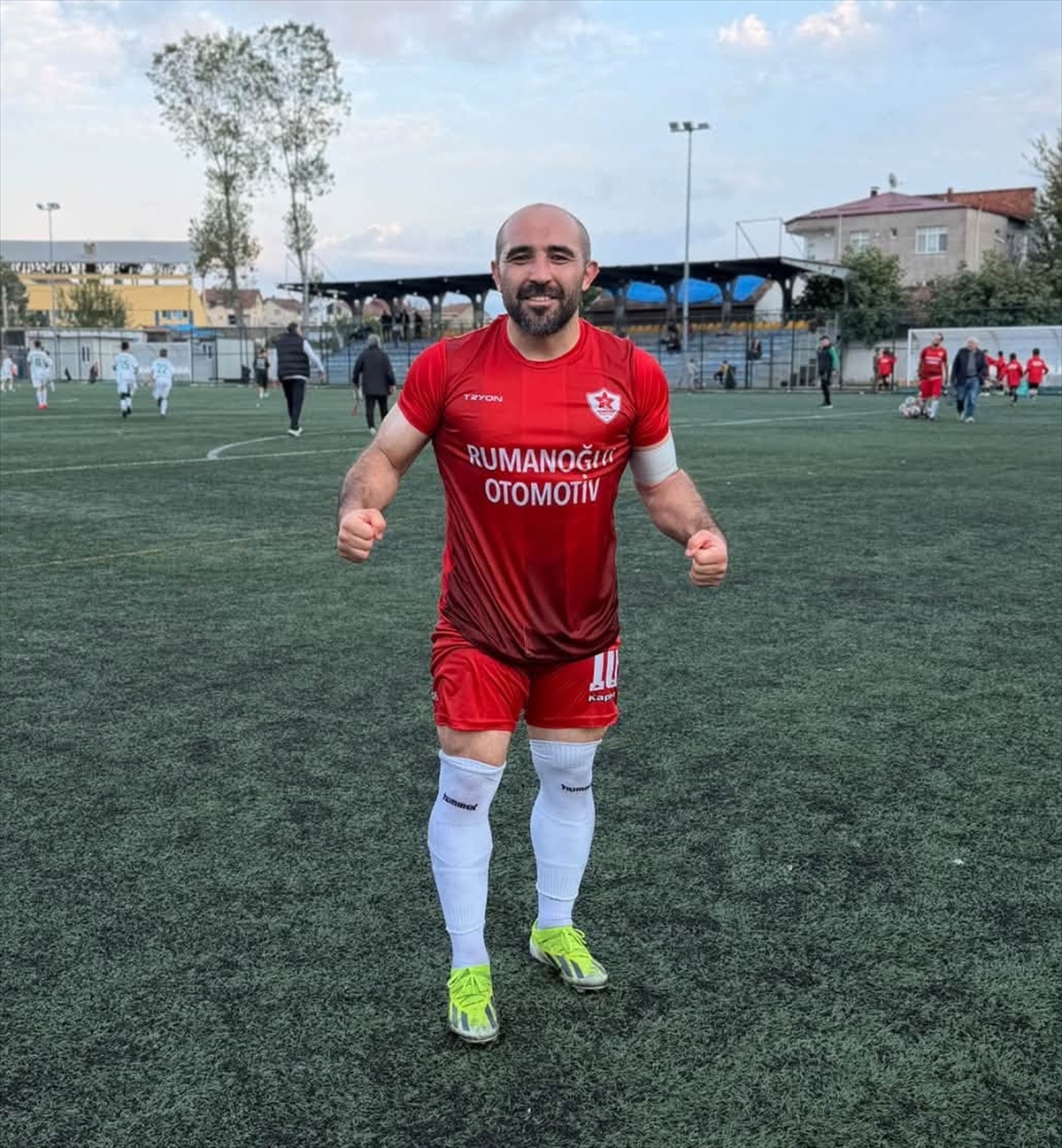 Ordu'da amatör futbolcu Osman Ismak, attığı golün ardından peş peşe 11 takla attı! Gol sevinci sosyal medyada ilgi gördü