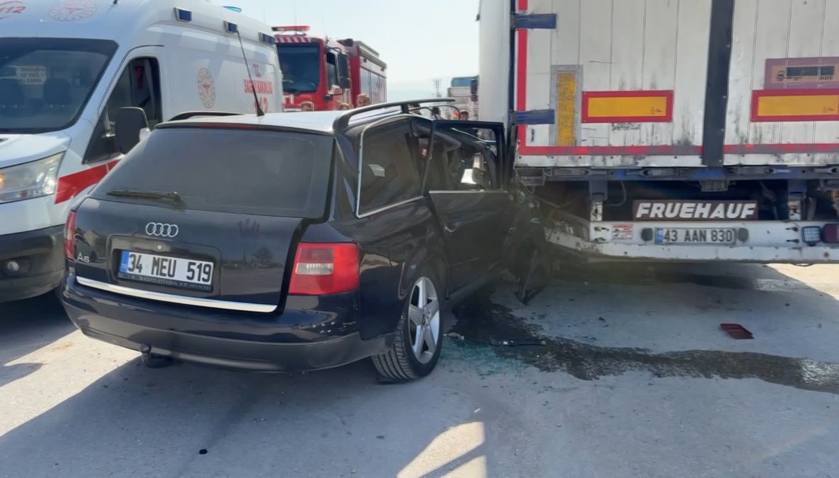 Kütahya'da otomobil tırın dorsesine çarptı, 1 kişi yaralandı