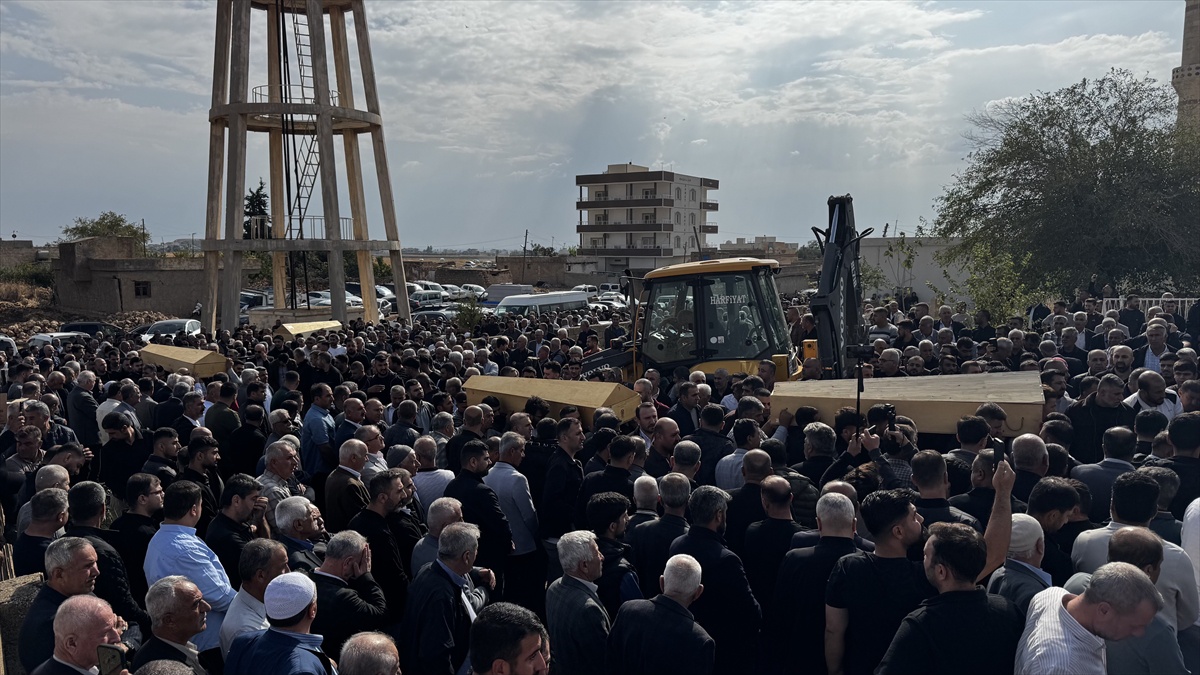 Mardin Nusaybin'de kanala devrilen otomobilde ölen 4'ü çocuk 6 kişi toprağa verildi