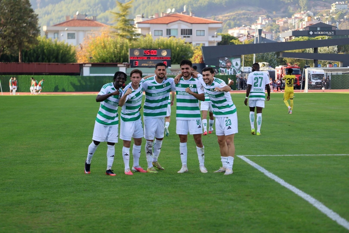 Muğlaspor, İstanbulspor'u 5-0 yenerek ilk kez play-off potasına girdi