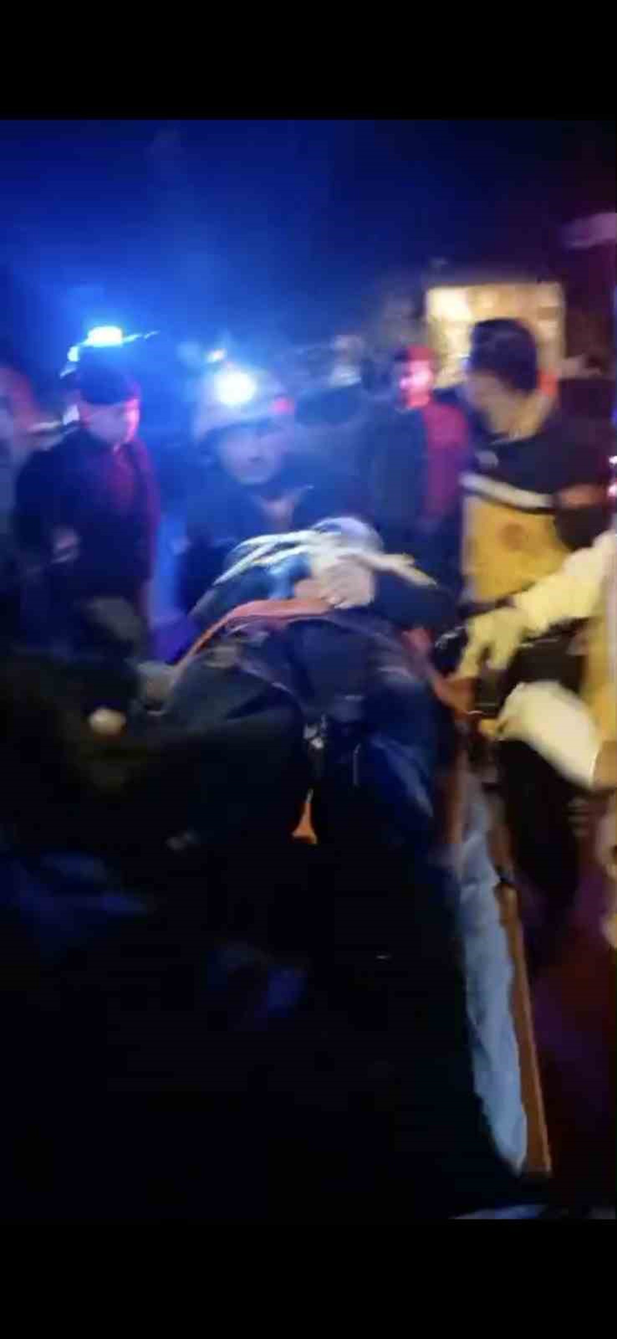 Muş'ta kontrolden çıkan pikap bahçe duvarına çarptı, 6 kişi yaralandı