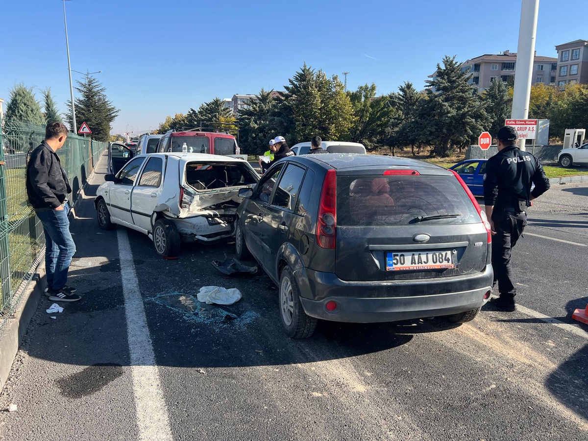 Nevşehir'de KPSS Ortaöğretim öncesi zincirleme kazada 3 kişi yaralandı