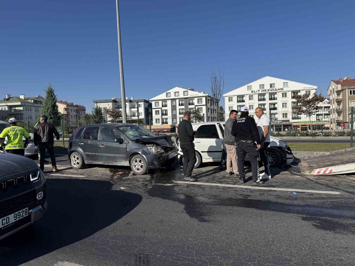 Nevşehir'de KPSS'ye giden öğrencilerin bulunduğu 5 araç kaza yaptı, 2 kişi yaralandı