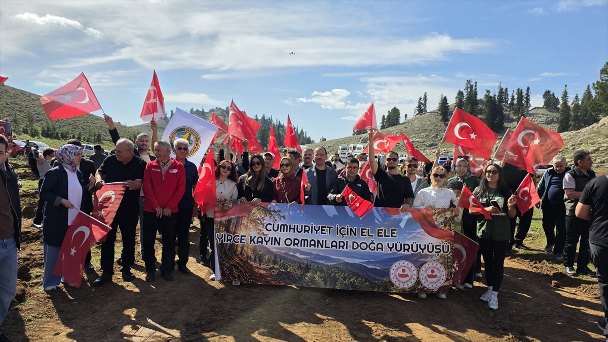 Osmaniye Sumbas'ta Cumhuriyet'in 103. yılı için fidan dikilip yürüyüş yapıldı