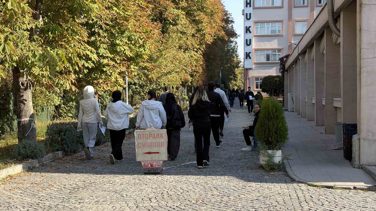 ÖSYM'nin düzenlediği KPSS Ortaöğretim sınavı 2 milyon 985 bin 438 adayla başladı