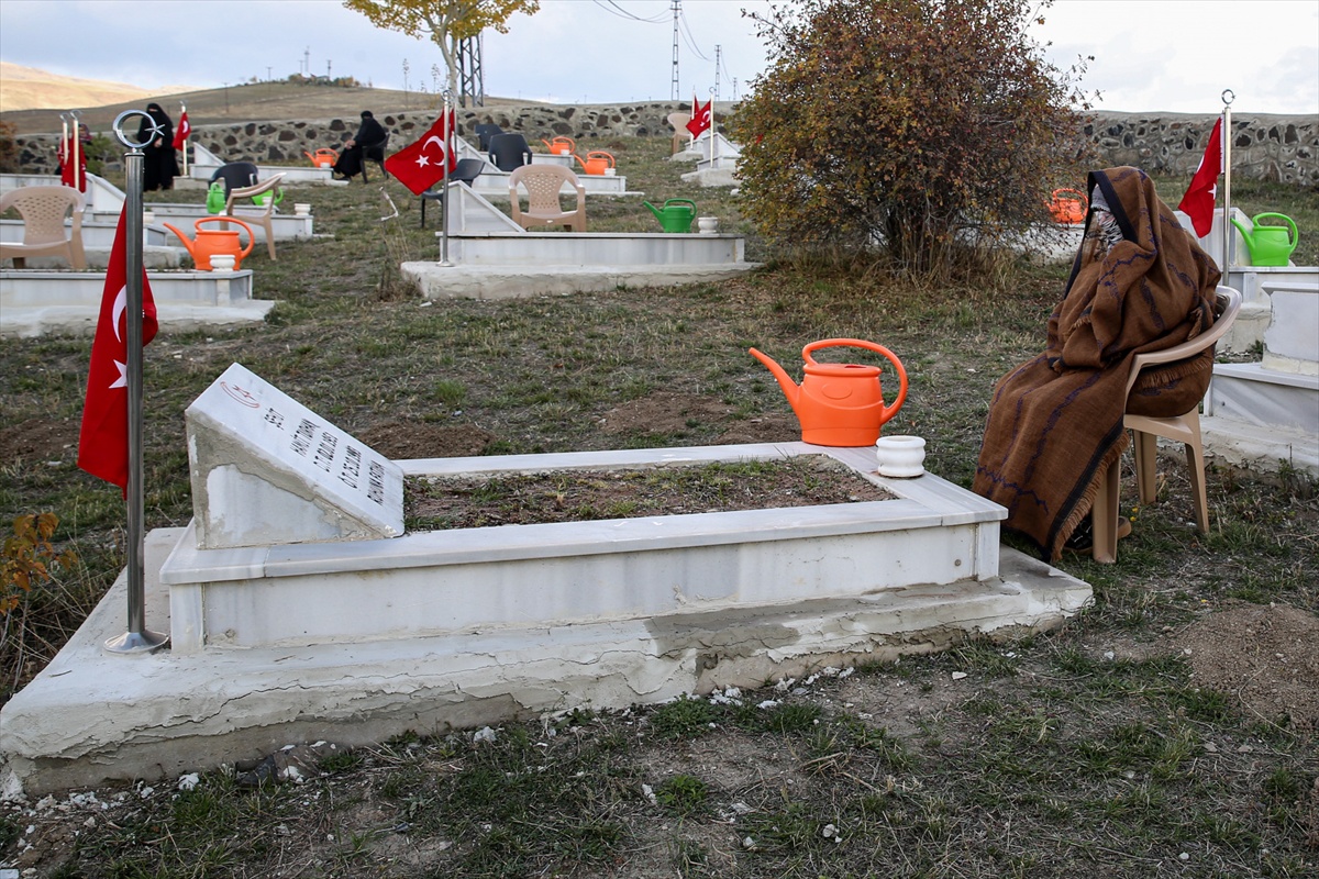 PKK'lı teröristlerin katlettiği 33 Yavi şehidi mezarları başında anıldı