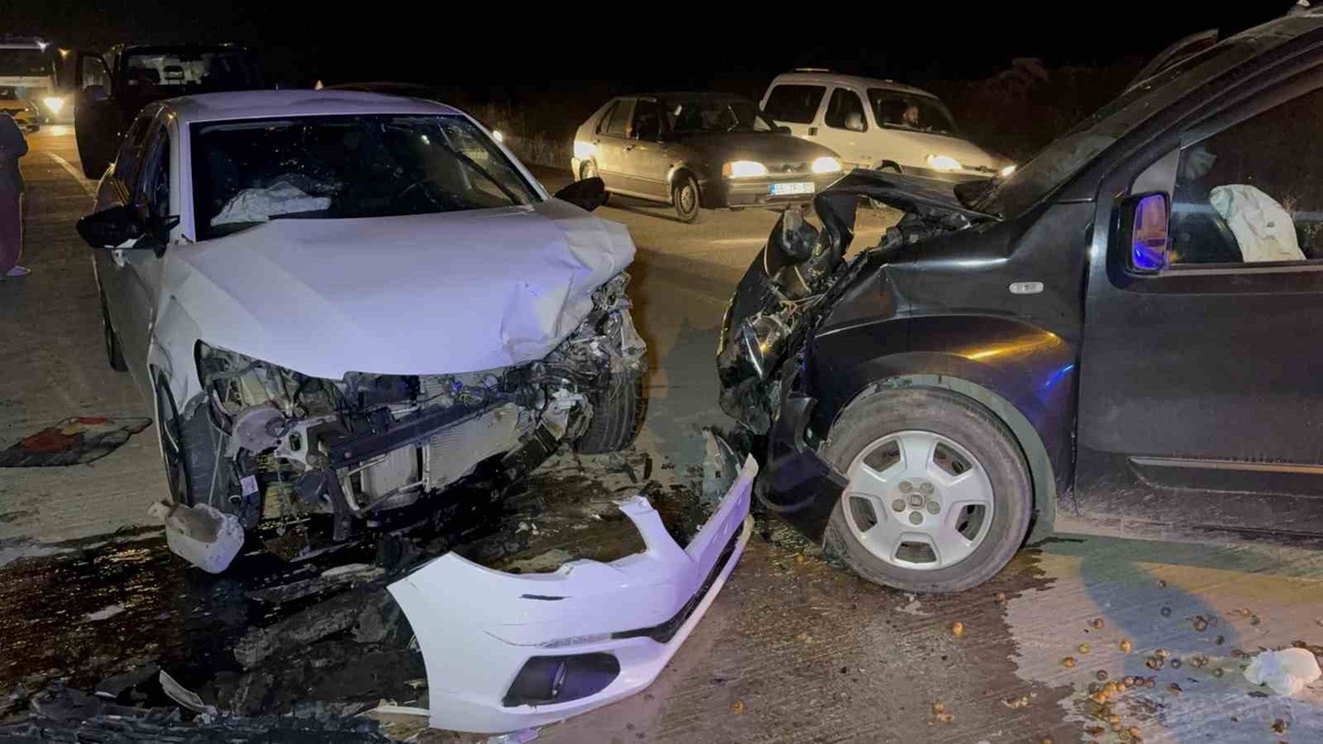 Samsun İlkadım'da otomobil ile hafif ticari araç çarpıştı, 5 kişi yaralandı