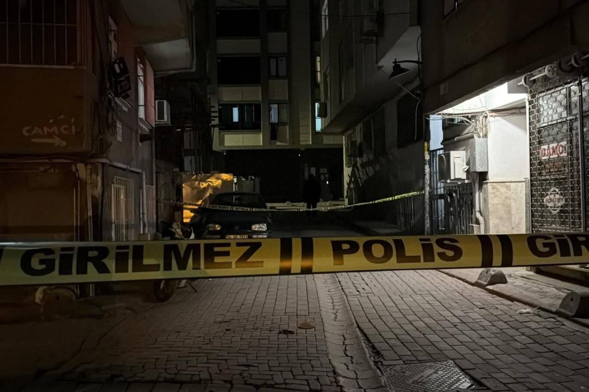 Zeytinburnu’nda iki grup arasında silahlı kavga! Mermi evin camını kırarak içeri girdi