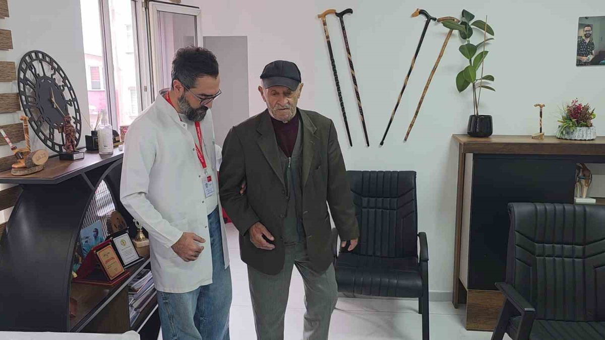 Zonguldak Ereğli'de 72 yaşındaki maden işçisi 3 aylık tedaviyle yürümeye başladı