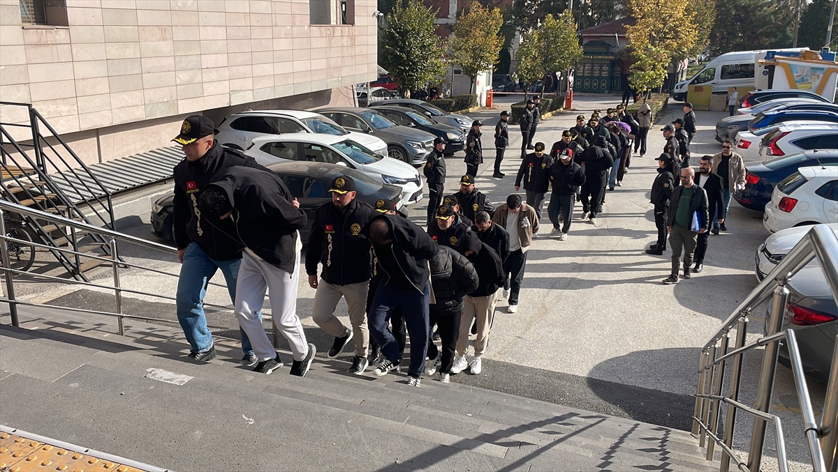 5 ildeki fuhuş operasyonunda gözaltına alınan 19 kişiden 18'i tutuklandı