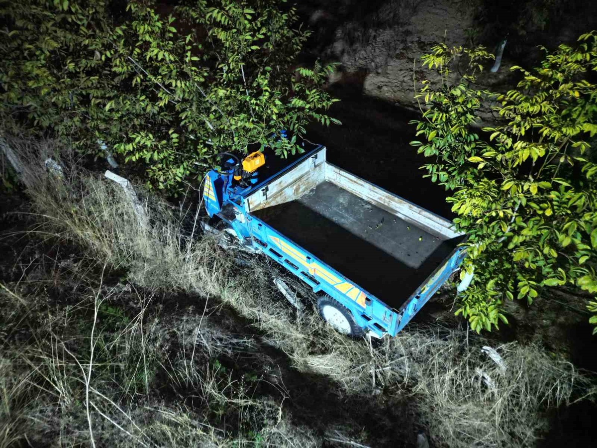 Afyonkarahisar Bolvadin'de otomobil patpata çarptı, patpat tarlaya düştü, 4 kişi yaralandı