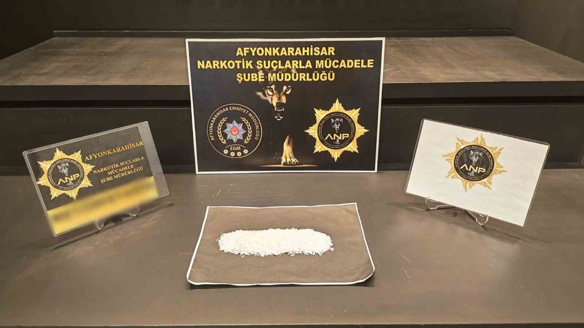 Afyonkarahisar'da 44 gram uyuşturucu ele geçirilen operasyonda 3 kişi tutuklandı