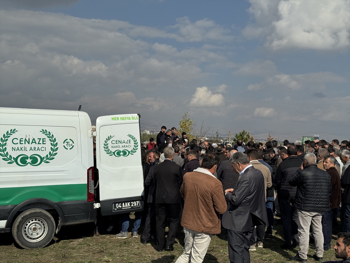 Ağrı Hamur'da şeker pancarı yüklü tırla çarpışan otomobilde ölen 4 kişi defnedildi