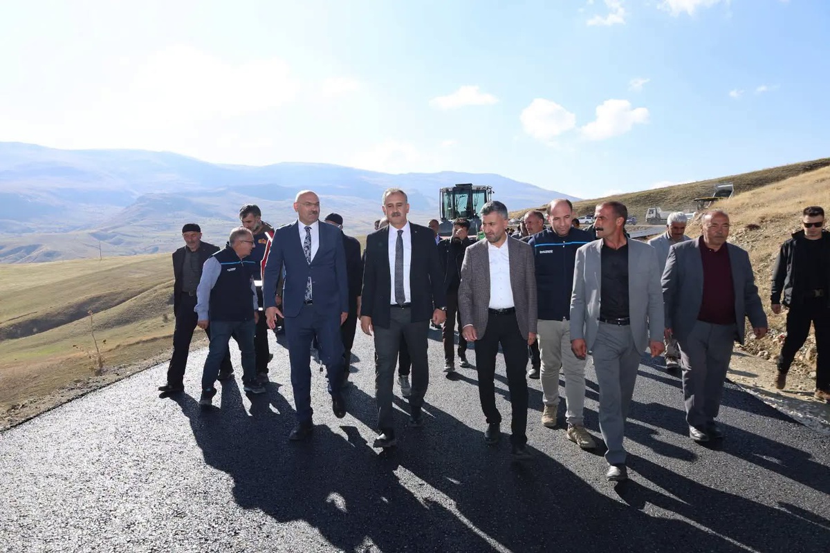 Ağrı Valisi Bozkurt, köy ziyaretlerinde 22,5 kilometrelik yol çalışmasını inceledi