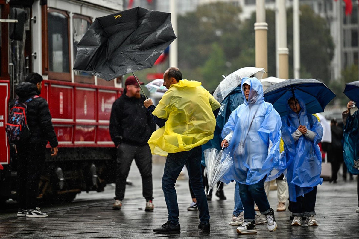 İstanbul için saat verildi! Hava bir anda soğuyacak, yağmur geliyor