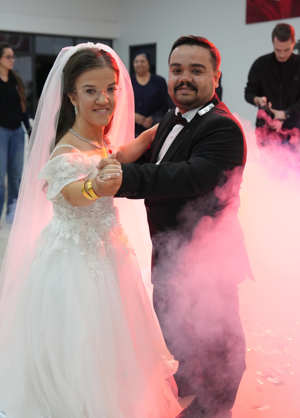 Akondroplazi hastası Ezgi ile Mert, 3 yıllık aşklarını düğünle taçlandırdı
