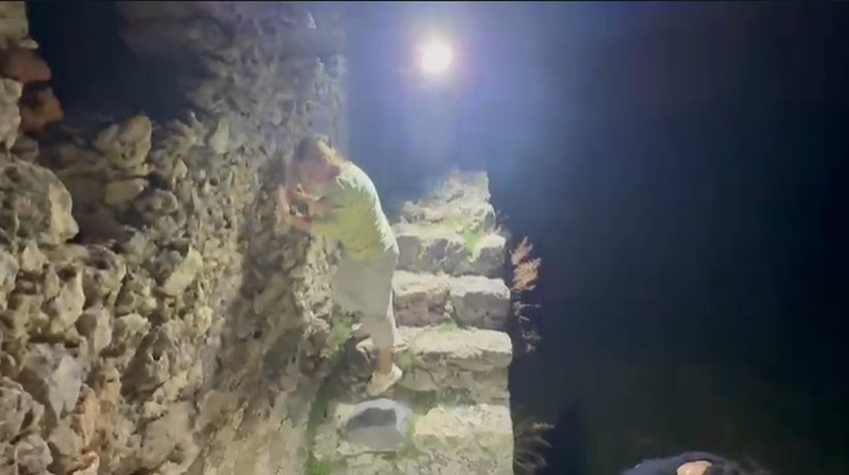 Alanya Kalesi surlarına çıkan 3 Rus inemeyince mahsur kaldı! AFAD ve itfaiye seferber oldu