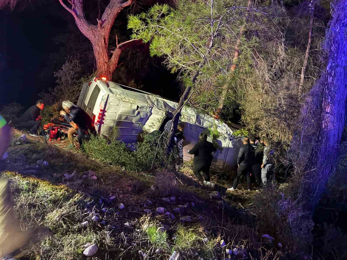 Antalya Kumluca'da dağcı grubunu taşıyan minibüs şarampole devrildi, 15 kişi yaralandı