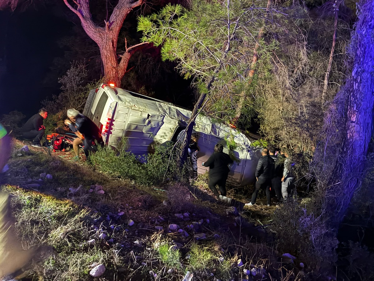 Kumluca'da dağcıları taşıyan minibüs devrildi