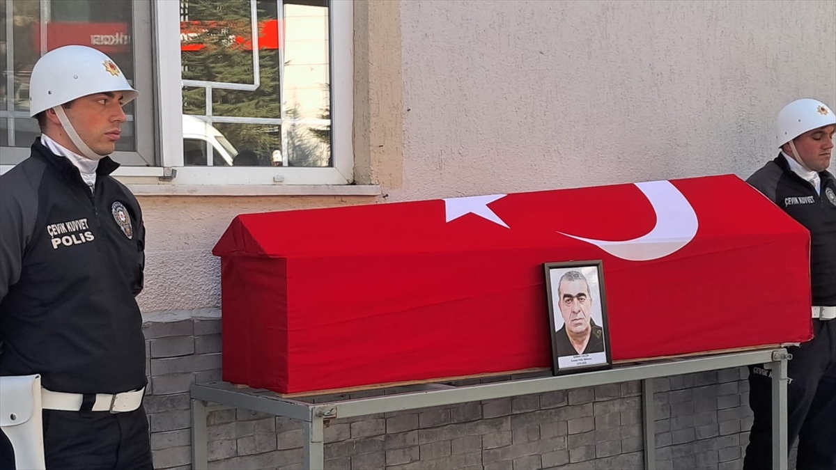 Artvin Ardanuç'ta kalp kriziyle ölen emekli özel harekat polisi Yalçın defnedildi