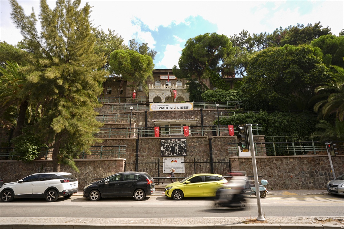 Atatürk’ün iki kez ziyaret ettiği İzmir Kız Lisesi 111 yıllık mirasını sürdürüyor