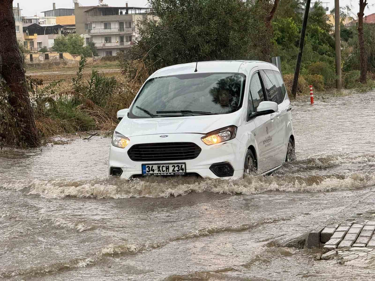 Aydın İncirliova'da sağanak bazı yolları su altında bıraktı, bazı evleri su bastı