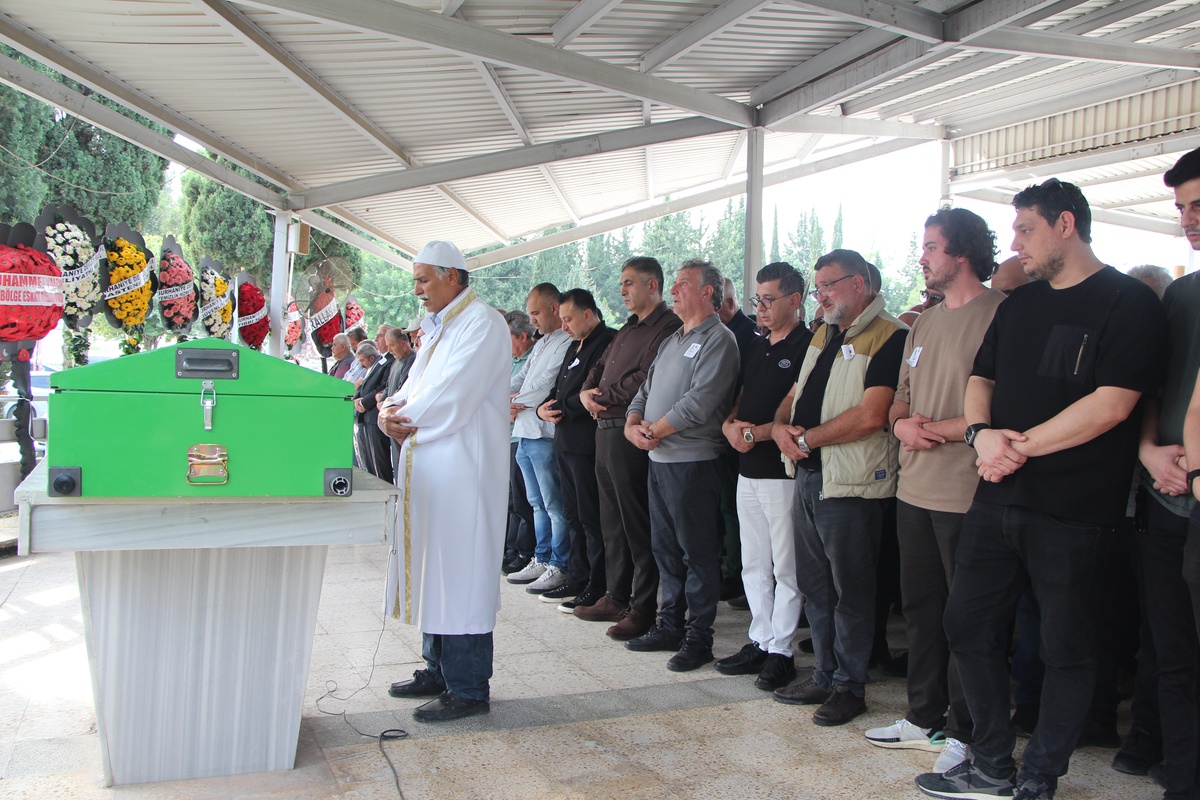 Balıkesir Ayvalık'ta batan teknede ölen doktor Bingüllü, Adana'da toprağa verildi