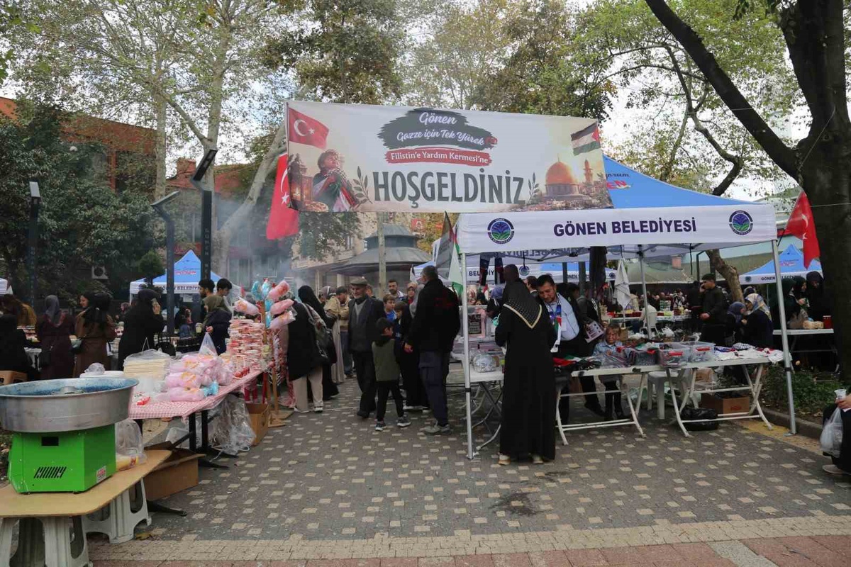 Balıkesir Gönen'de Gazze için yardım organizasyonu Çarşı Camii önünde ilgi gördü