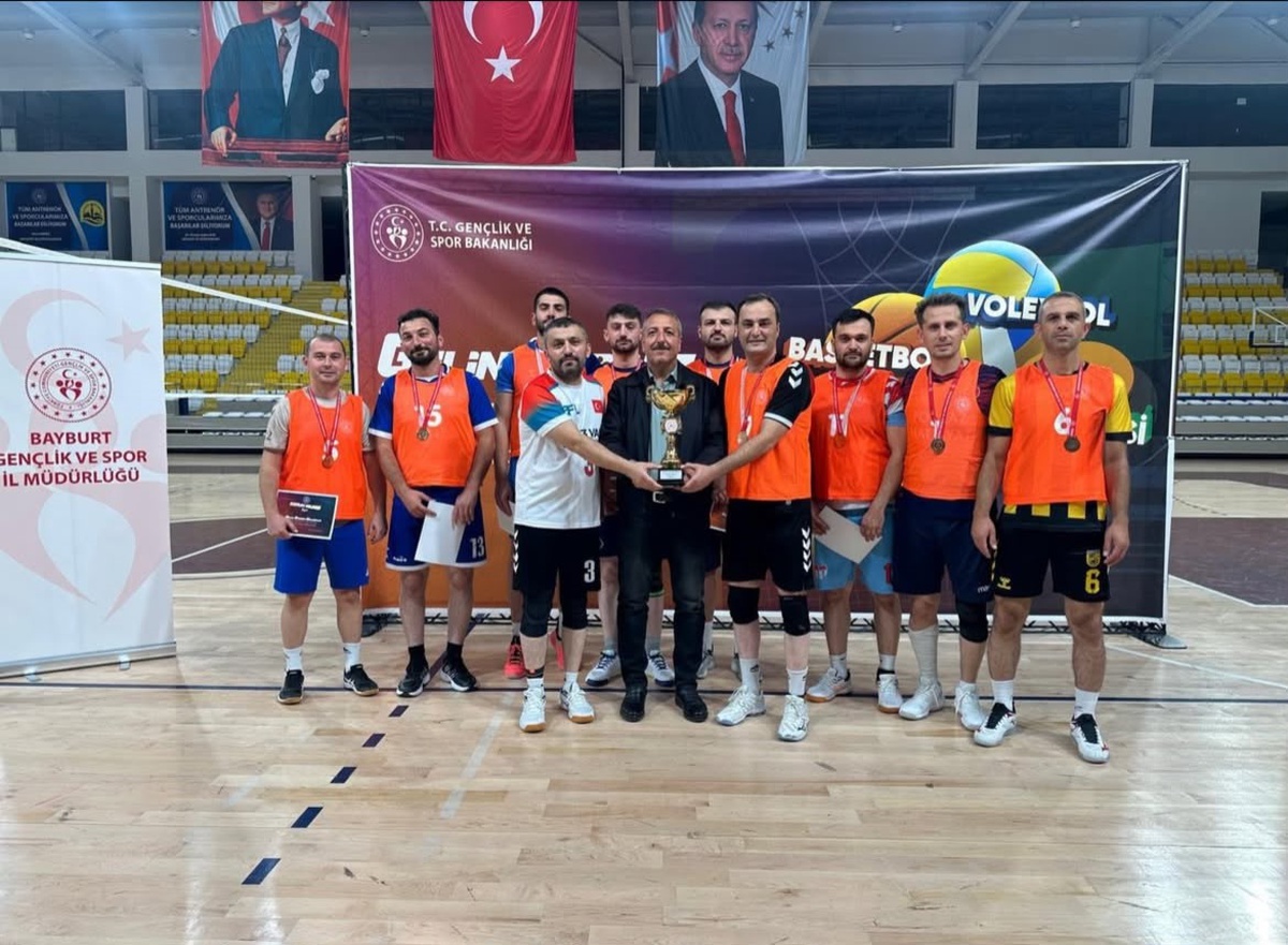 Bayburt'ta Kamu Spor Oyunları voleybol turnuvasını Bayburt Valiliği kazandı