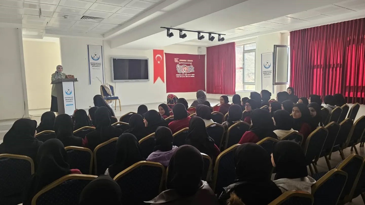 Bayburt'ta vaiz Hacer Dursun, öğrencilere sabır ve tevekkülü anlattı