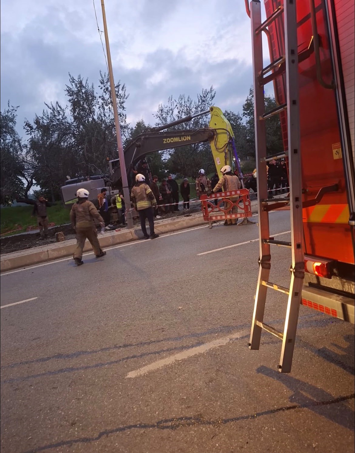 Bayrampaşa'da İSKİ altyapı çalışmasında göçük oldu, toprak altında kalan 1 işçi öldü