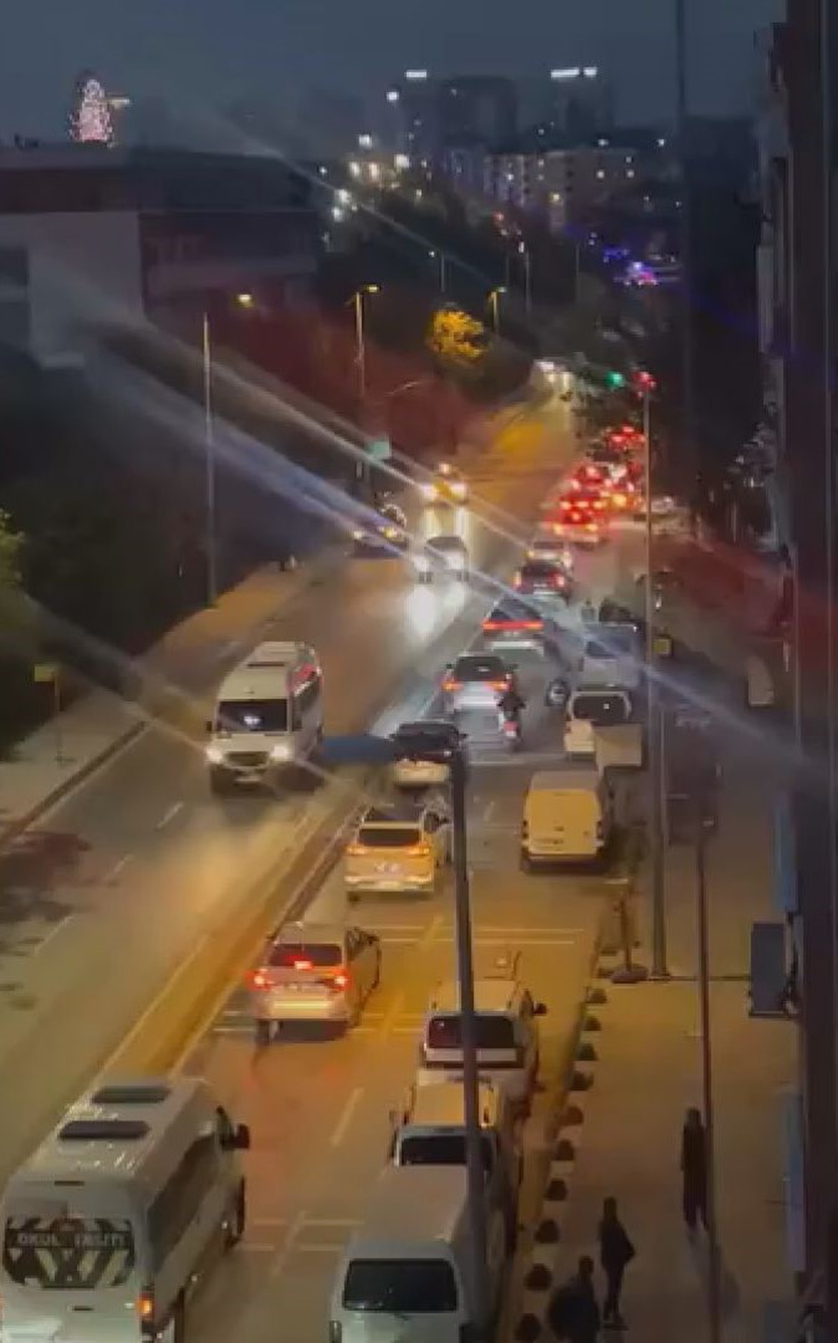 Bayrampaşa'da yol çöktü; mahsur kalanlar var