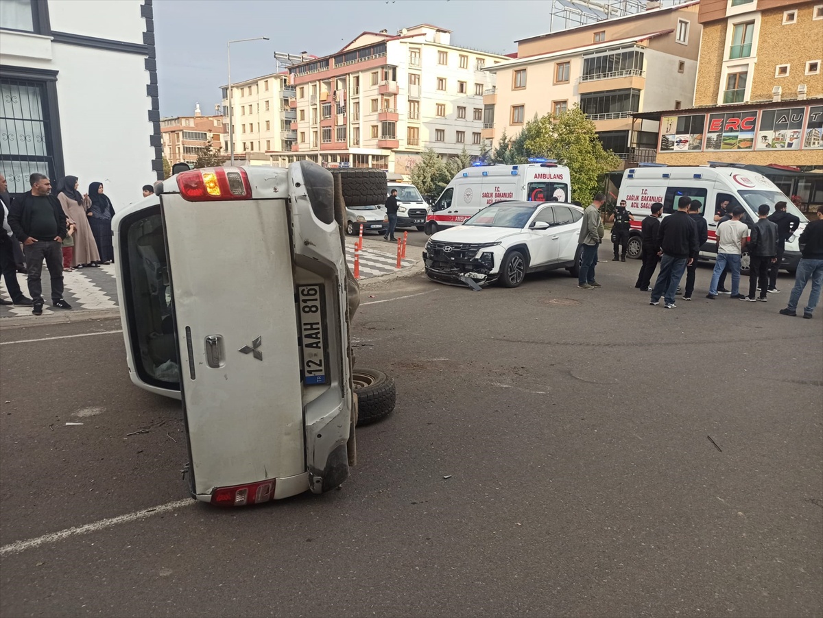 Bingöl'de pikap ve otomobilin çarpıştığı kazada 2 kişi yaralandı