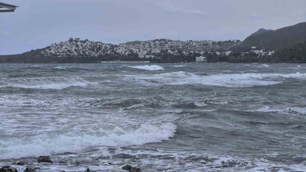 Bodrum'da olumsuz hava nedeniyle Datça ve İstanköy feribot seferleri iptal edildi
