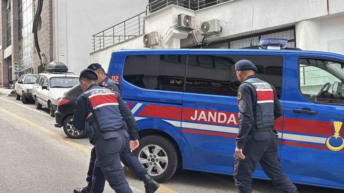 Bolu'da pazarcılar odası başkanı, 508 bin lira zimmet iddiasıyla hakim önüne çıktı