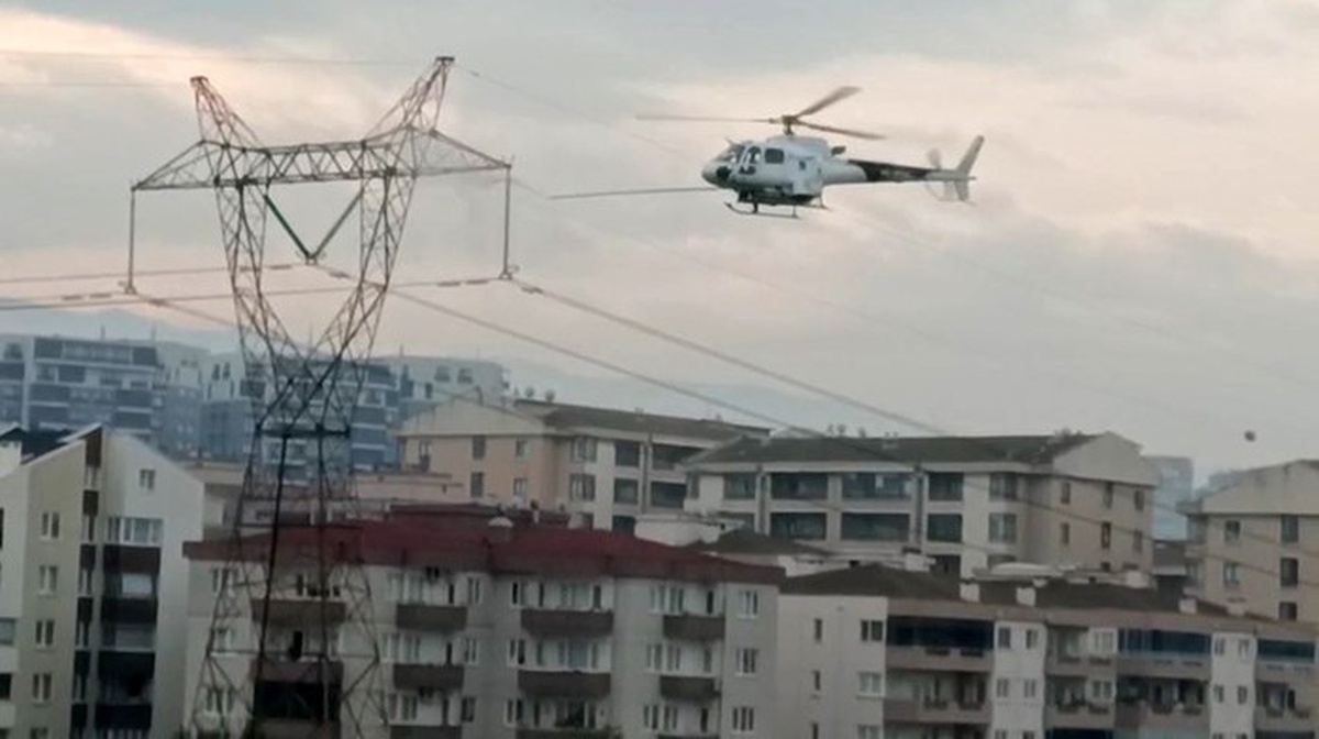 Bursa'da elektrik hattı bakımı helikopterle yapıldı, anlar cep telefonuyla kaydedildi