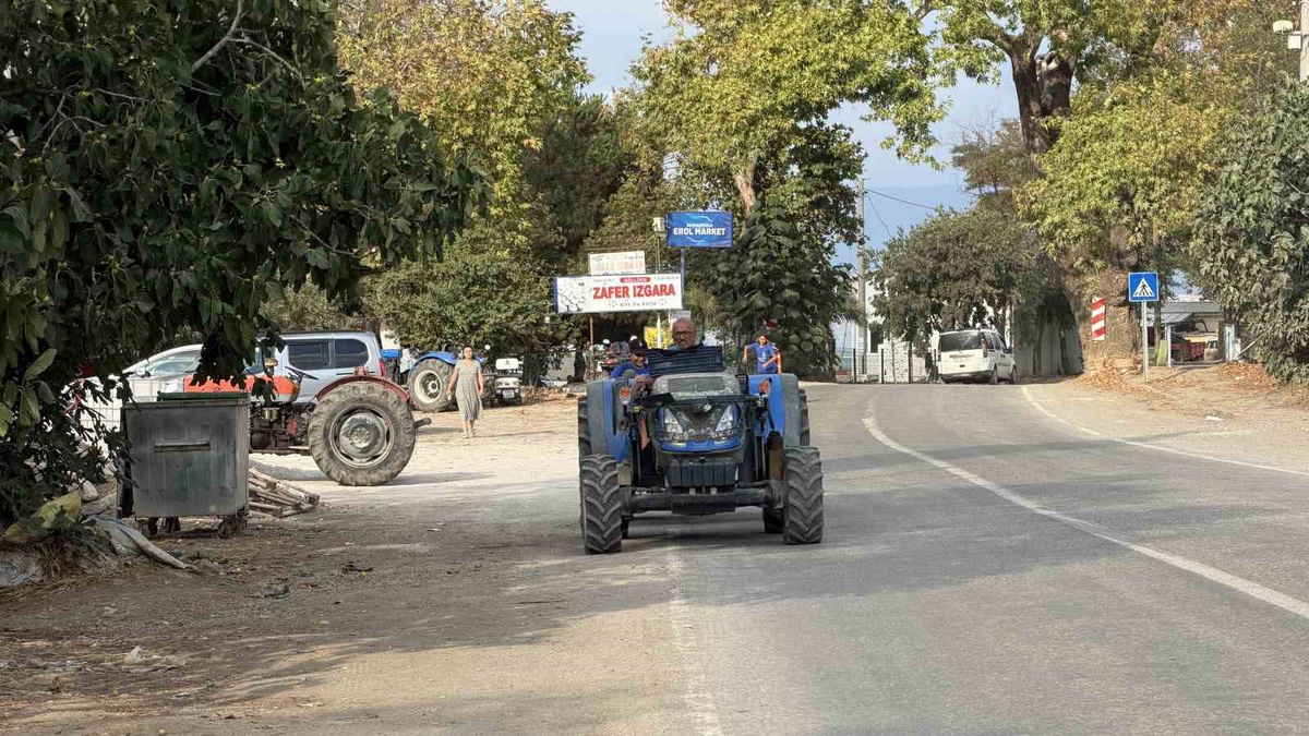 71 yaşındaki Muhuttin Koldaş, köyün çocuklarını traktörüyle antrenmana taşıyor! Kuruş almıyor