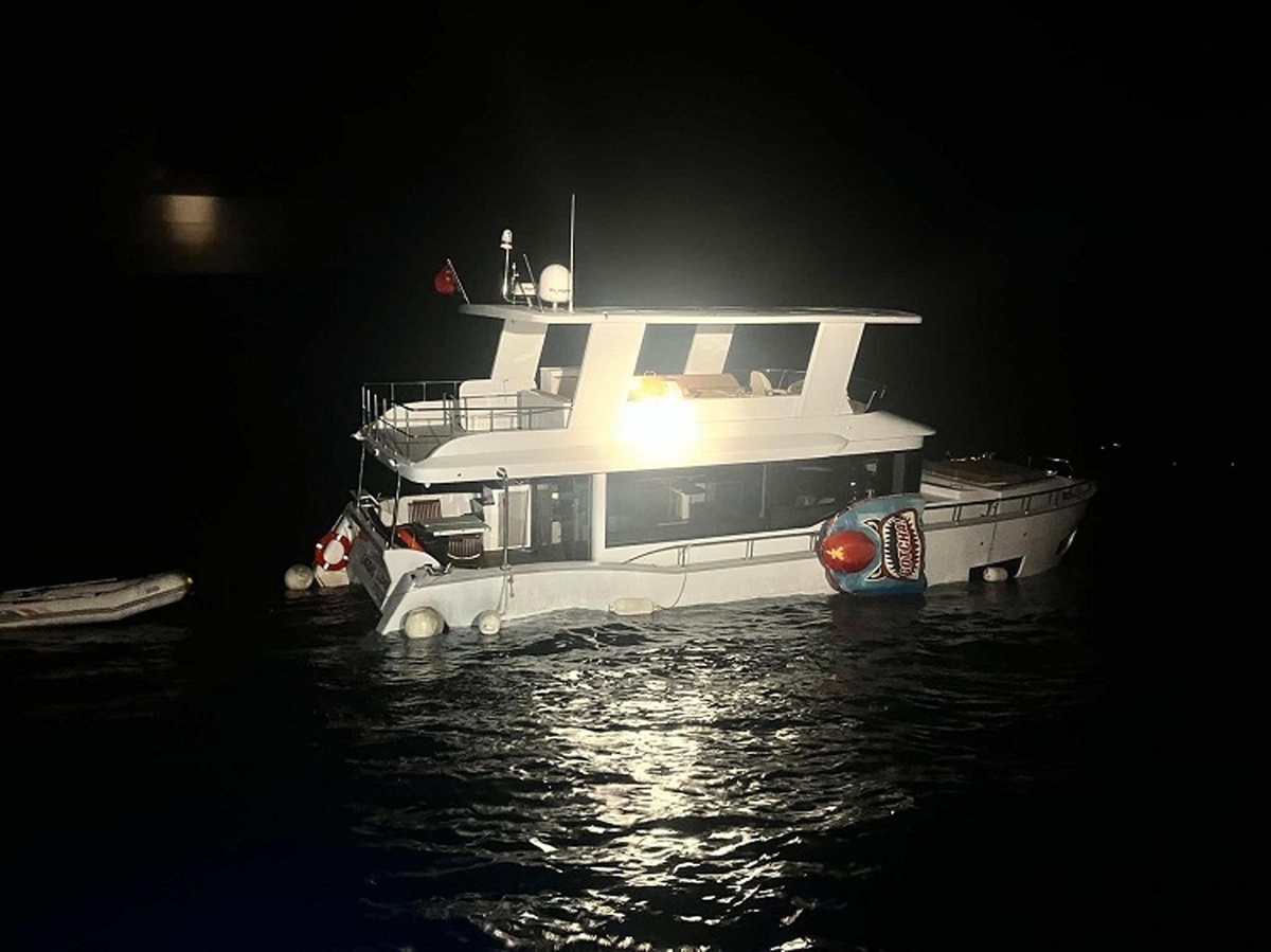 Çanakkale Ayvacık'ta su alan teknedeki 2 kişi Sahil Güvenlik ekiplerince kurtarıldı