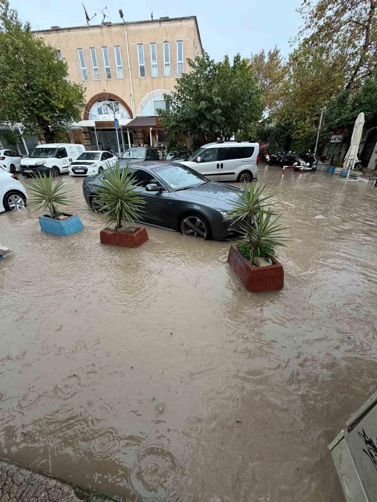 Çeşme'de şiddetli yağış cadde ve sokakları su altında bıraktı, araçlar suya gömüldü