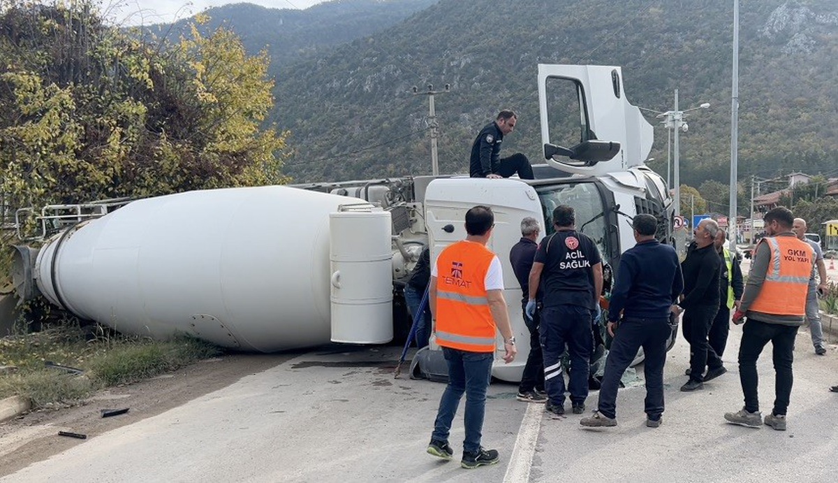 Çorum Laçin'de freni boşalan beton mikseri otomobile çarptı, 3 kişi yaralandı