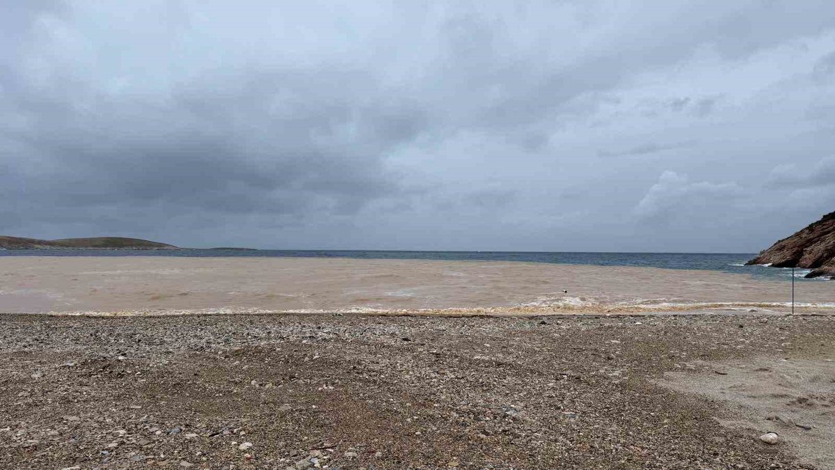Datça'da sağanak, Palamutbükü kıyılarında deniz suyunun rengini değiştirdi