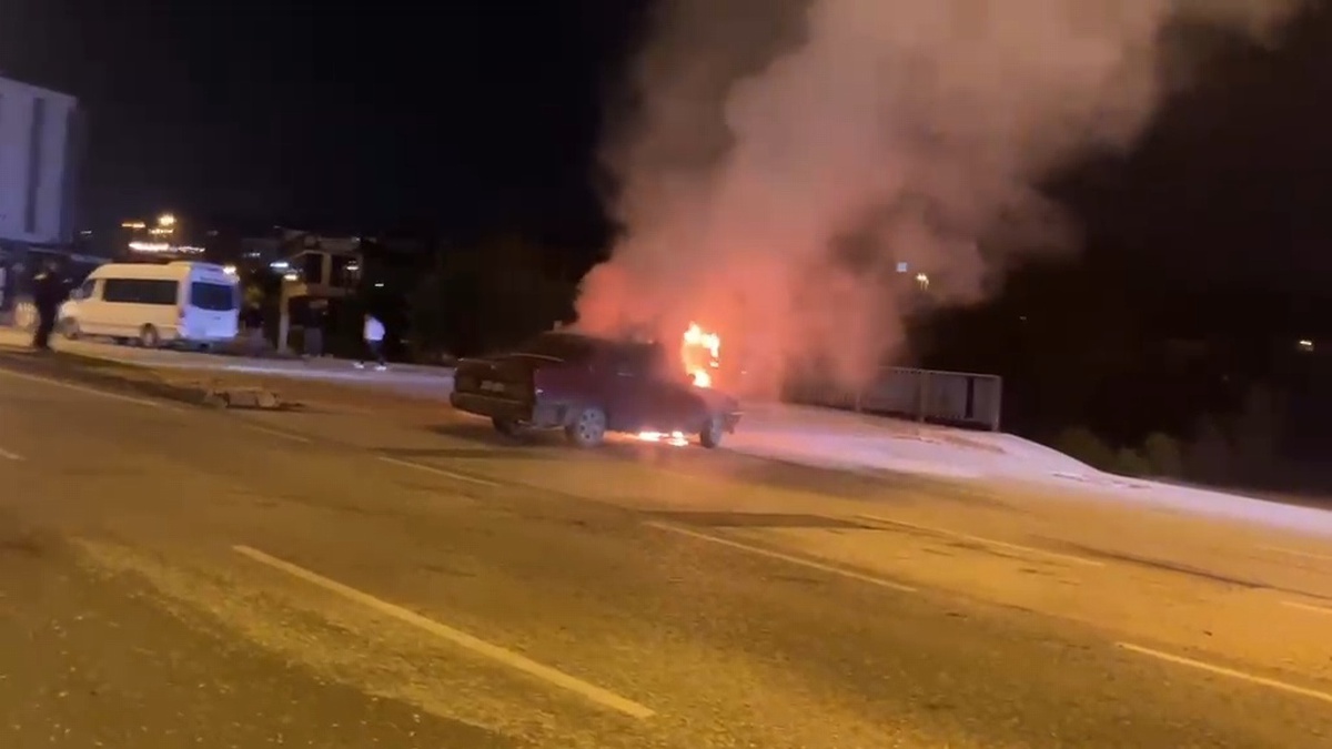 Düzce'de kavşaktan dönerken motoru alev alan otomobil itfaiye ekiplerince söndürüldü