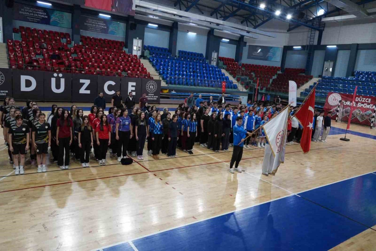 Düzce'de okul sporları sezonu Bahçeşehir Spor Salonu'nda düzenlenen törenle başladı