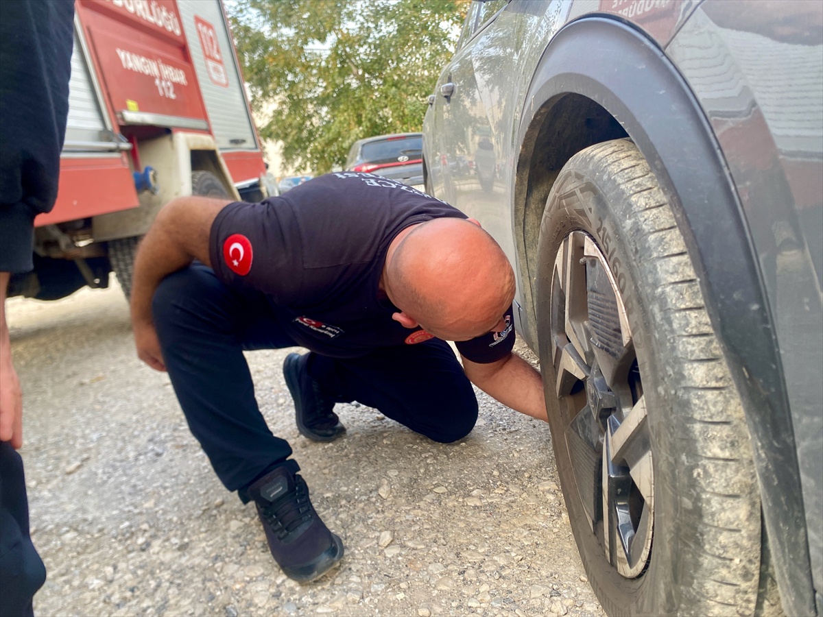 Düzce'de otomobil motorundan gelen kedi sesi üzerine itfaiye yavru kediyi kurtardı
